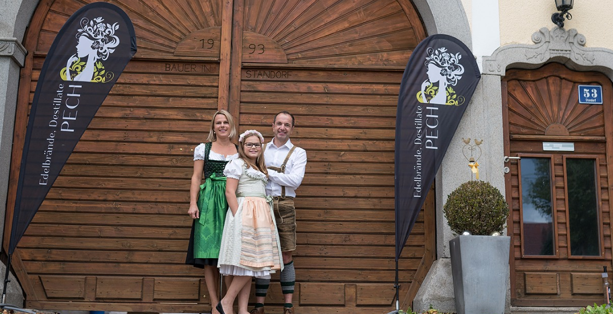Birgit, Christian und Nina Hawel vor dem Bauerngut in Standorf