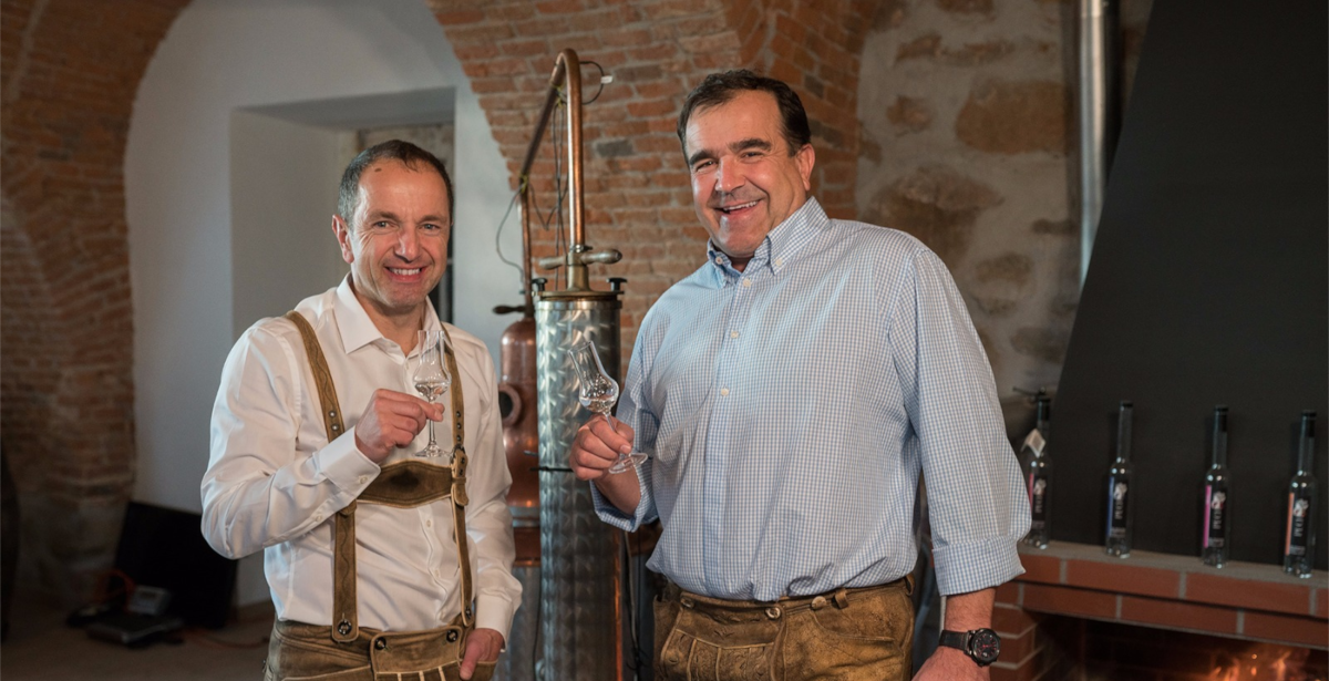 Pepp und Christian Hawel beim Schnapsbrennen